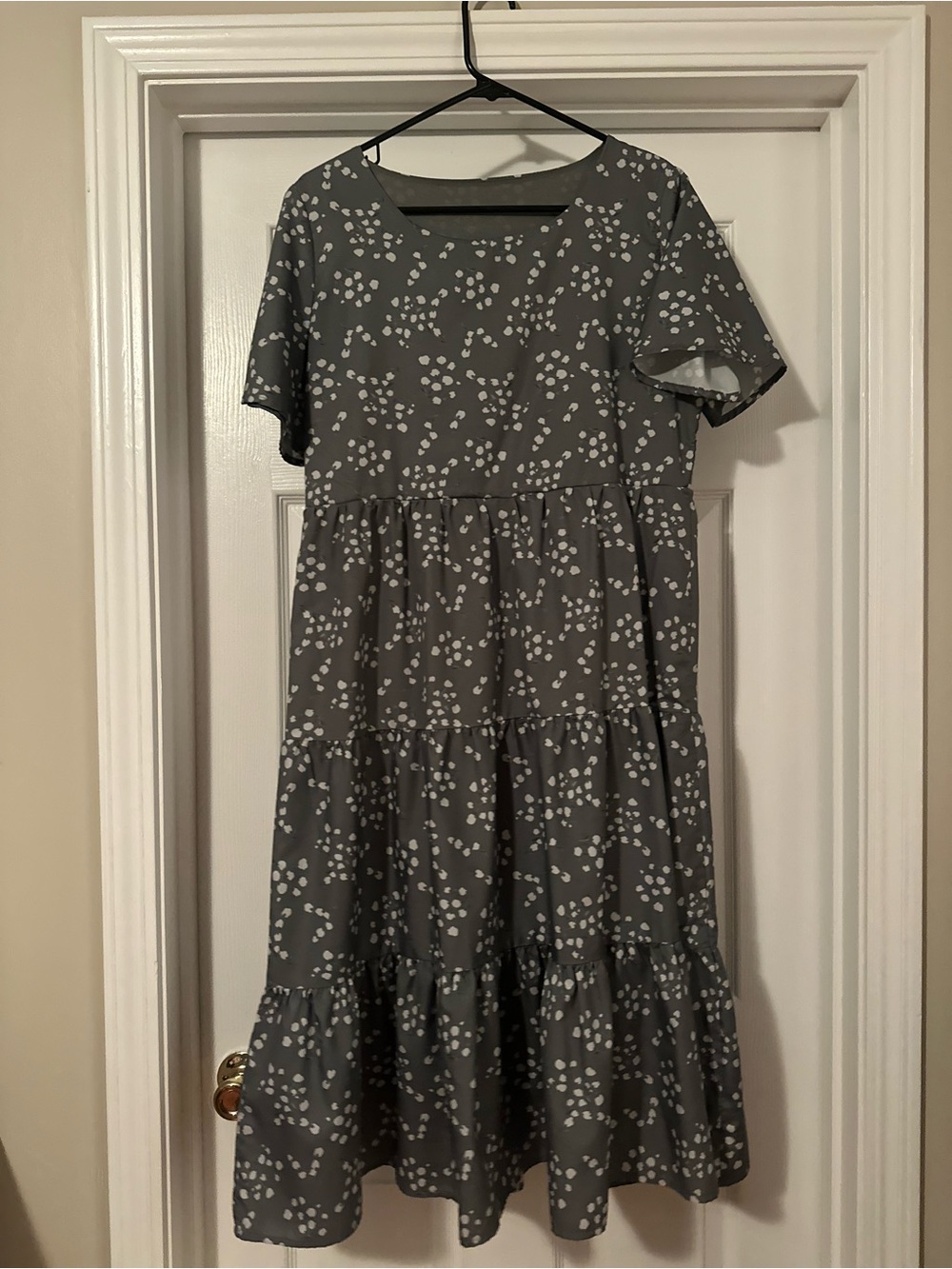 Green Tiered Short-Sleeve Midi Dress with Subtle Dot Print